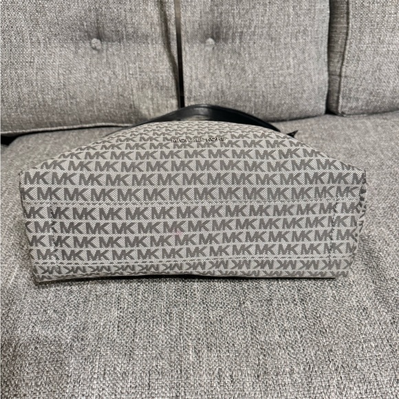 NWOT MICHAEL MICHAEL KORS Aria Signature Large Shoulder Bag - Picture 7 of 9